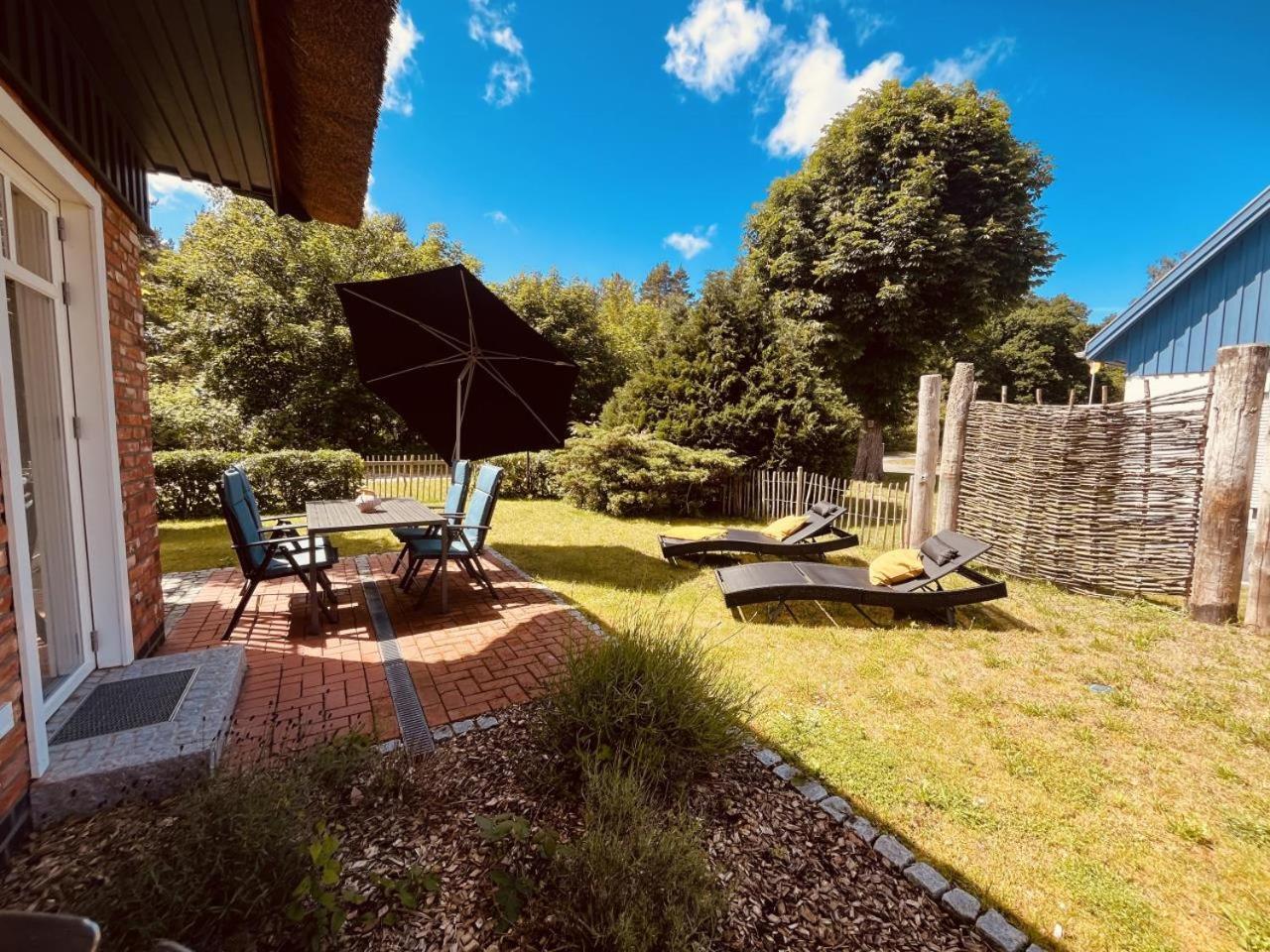 Friesia Urlaub Unterm Reetdach Fuer 4 Pers Terrasse Garten 2 Sz Born Exteriör bild